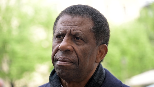 L'écrivain pose à l'extérieur.