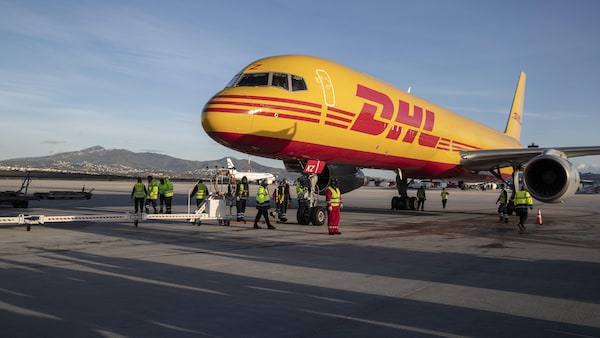 Un avion sur le tarmac d'un aéroport.