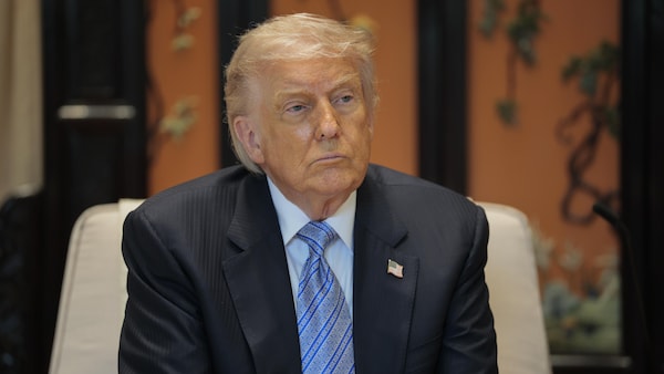 Le pr&eacute;sident am&eacute;ricain Donald Trump assis et regardant devant lui l&eacute;g&egrave;rement vers sa gauche.