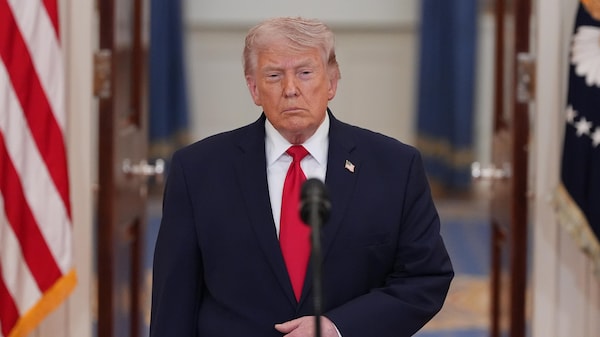 Donald Trump derrière un micro.