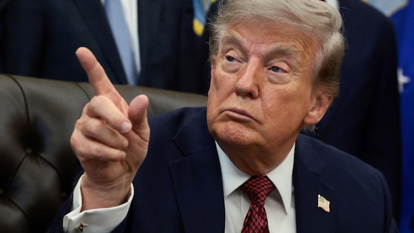 Vêtu d'un veston bleu, il prend la parole dans le Bureau ovale de la Maison-Blanche à Washington, le 24 juillet 2026.