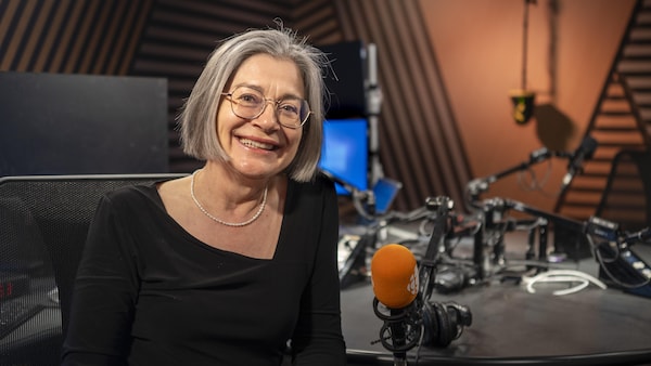 L'animatrice de l'émission radio « Pour faire un monde », Doris Labrie, dans le studio de Radio-Canada à Regina, le 26 avril 2024.