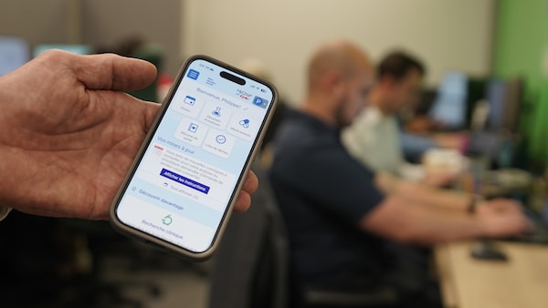 Un téléphone cellulaire affiche l'application Dossier santé numérique. 
