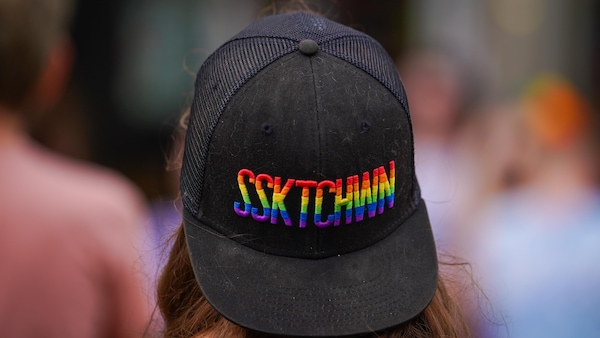 Une casquette de la Saskatchewan illustrant le drapeau de la Fierté LGBTQ+ à Saskatoon le 1er juin 2023.