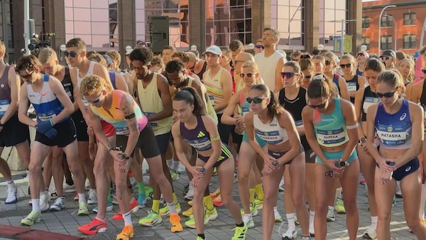 Des participants du marathon d'Edmonton prêts pour le coup d'envoi. 