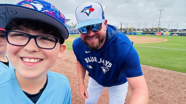 Émile Barber et l'entraineur des Blue Jays John Schneider au TD Ballpark en Floride. 