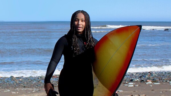 La jeune surfeuse Juniper Balch transmet sa passion pour ce sport afin de le rendre plus inclusif. 