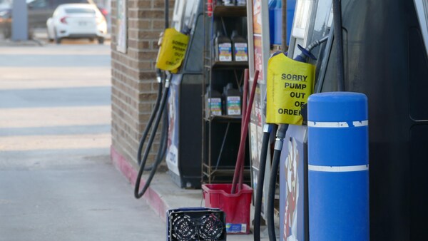 Des pompes à essence hors service au printemps au Manitoba.