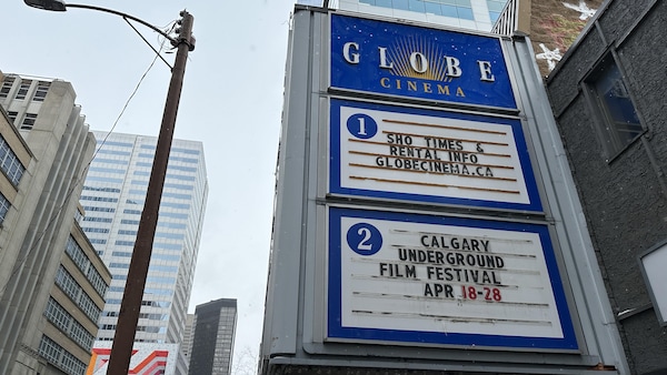 L'affiche du cinéma Globe présente le festival et les dates.