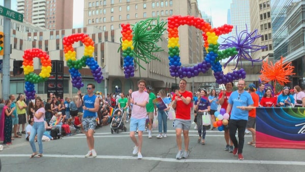 لقطة من مسيرة الفخر لمثليي الجنس وسائر مجتمع الميم في كالغاري، كبرى مدن ألبرتا، عام 2023.