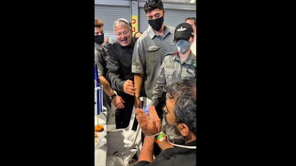 Capture d'écran de la vidéo controversée montrant le ministre Itamar Ben Gvir se moquant d'un militant agenouillé et les mains liées.