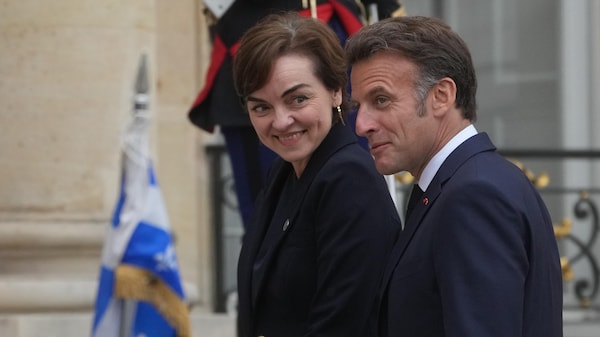 Les deux politiciens devant l'Élysée.