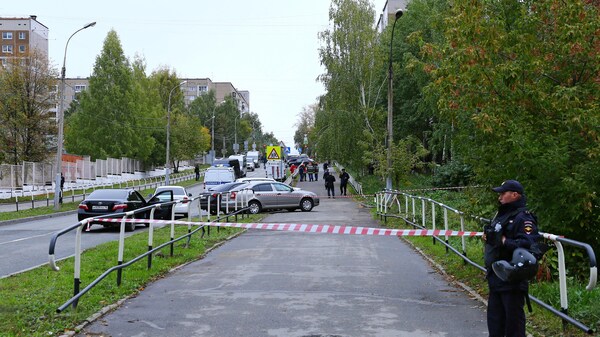 Un agent de police surveille le périmètre de sécurité après une fusillade dans une école d'Ivejsk. 