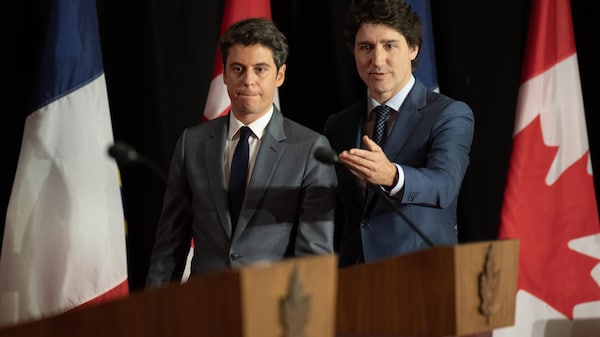 رئيس الحكومة الكندية جوستان ترودو (إلى اليمين) وضيفه رئيس الحكومة الفرنسية غابريال أتال في مؤتمر صحفي مشترك في أوتاوا في 11 نيسان (أبريل) 2024.