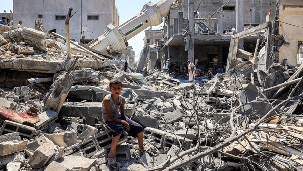 Un garçon assis sur des ruines d'une mosquée détruite par une frappe aérienne.