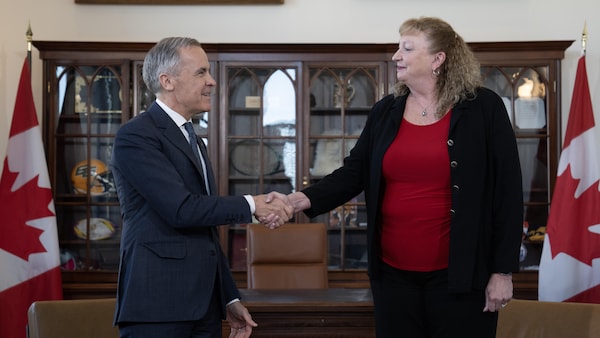Marylin Gladu et Mark Carney se serrent la pince.