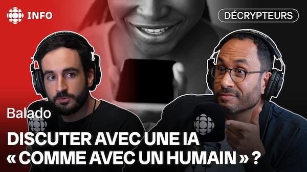 Vignette pour la vidéo YouTube du dernier épisode du balado des Décrypteurs. Il est écrit "Discuter avec une IA comme avec un humain?". Nicholas De Rosa et Alexis De Lancer discutent en portant des casques. Une image en arrière-plan montre une personne en train de parler à son téléphone.