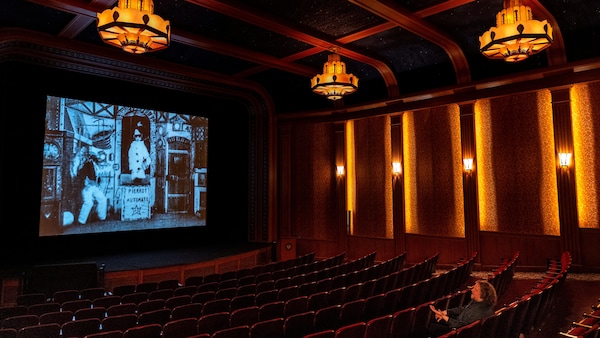 Un film en noir et blanc est projeté dans une salle de cinéma.