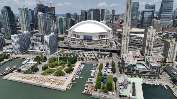 Images aériennes par drone de bateaux dans le lac Ontario dans la marina de Harbourfront dans le port de Toronto. Voiliers, port, Rogers Centre, plage HTO