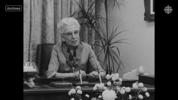 Femme assise à son bureau.