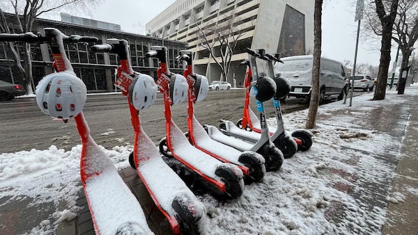 Les scooters électriques, qui ont fait leur retour à Saskatoon en début de semaine, étaient recouverts de neige mercredi. Le 17 avril 2024.