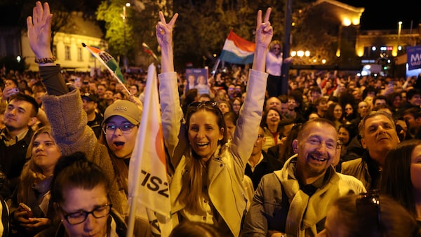 Ils crient et sourient.