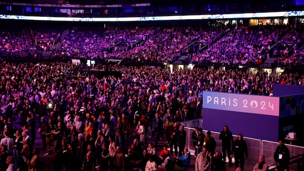 Des milliers de bénévoles se sont réunis dans un amphithéâtre près de Paris, en mars. 