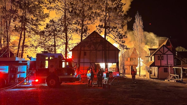 Un feu ravage des bâtiments. 