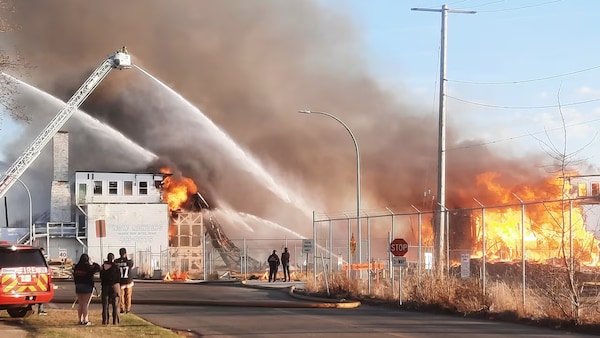 Un incendie au bâtiment Hangar 11 à Edmonton, le 22 avril 2024. 