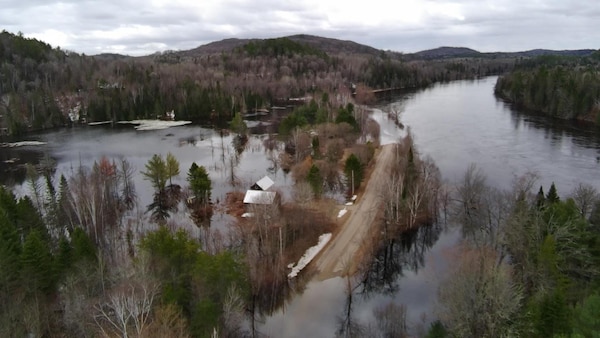 Une rivière recouvre un chemin de gravier.