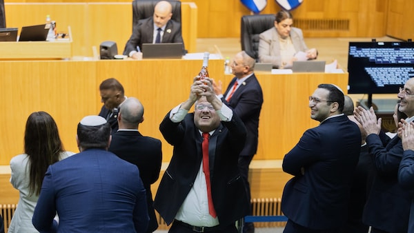 Le ministre isra&eacute;lien d'extr&ecirc;me droite de la S&eacute;curit&eacute; nationale Itamar Ben Gvir brandit une bouteille d'alcool au Parlement pour c&eacute;l&eacute;brer l'adoption d'une loi instaurant la peine de mort pour les Palestiniens  reconnus &laquo; coupables d'attaques anti-isra&eacute;liennes meurtri&egrave;res &raquo;.
