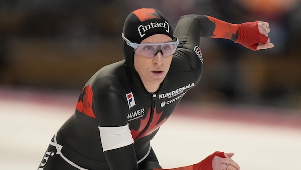 Une patineuse de vitesse est en action.