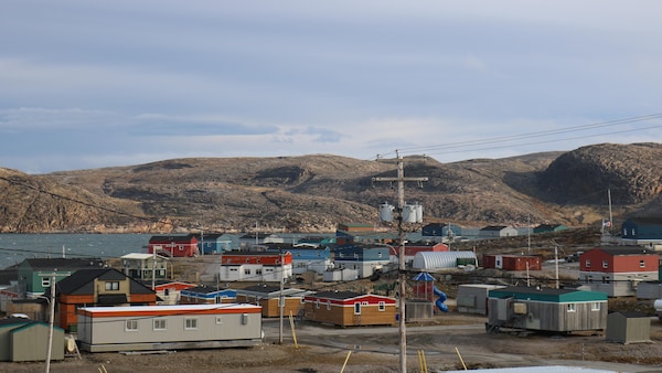 Des maisons colorées, la baie et juste après, des collines.