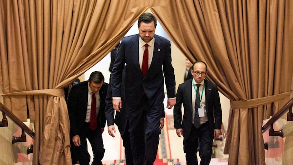 J.D. Vance monte des marches pour se rendre où se tiennent des pourparlers avec l'Iran, au Pakistan.