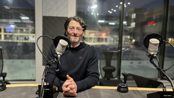 Jean-Gilles Pelletier est assis devant un micro du studio 1 à la station de Radio-Canada sur la rue Elm à Sudbury.