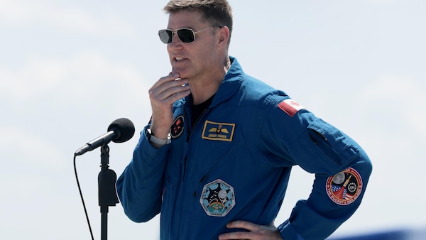 Jeremy Hansen, membre de la mission Artemis II et de l'Agence spatiale canadienne (ASC), lors d'une conférence de presse au Centre spatial Kennedy à cap Canaveral, en Floride.
