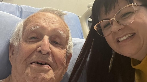 Karine et son grand-père à l'hôpital.
