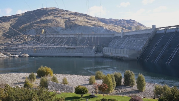 Un énorme barrage hydroélectrique sur le fleuve Columbia.