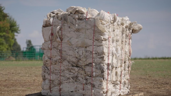 Un cube de plastique souple utilisé determination    emballer les balles de foin.