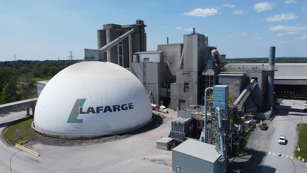 Vue aérienne de la cimenterie Lafarge à Bath en Ontario.