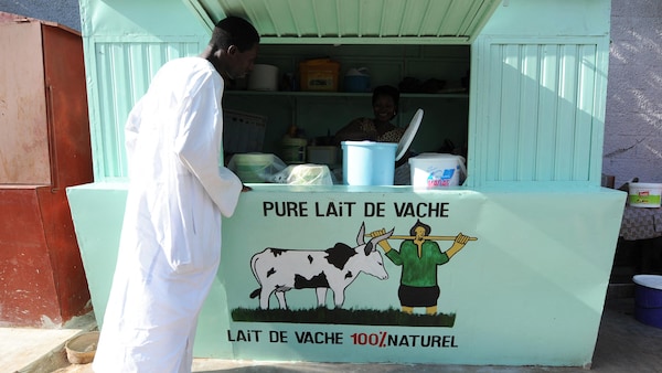Un kiosque où on vend du lait à Dakar, au Sénégal.