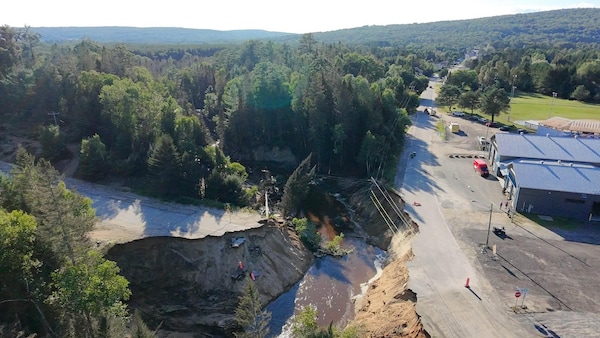 Une rivière s'est creusée sur une intersection entre deux routes.