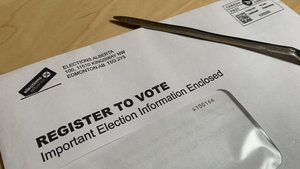 Une lettre non ouverte envoy&eacute;e par &Eacute;lections Alberta o&ugrave; l'on peut lire &laquo;enregistrez-vous pour voter&raquo; en anglais.