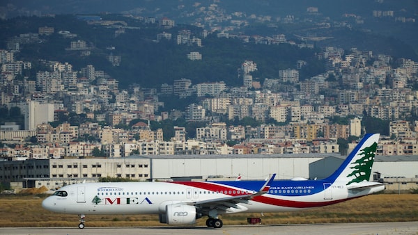 Un avion de la compagnie aérienne libanais MEA stationné sur le tarmac de l'aéroport international de Beyrouth.