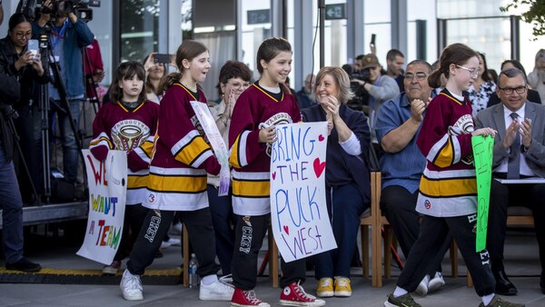Des filles d'une équipe de hockey mineur de Vancouver sont photographiées lors de l'annonce de la nouvelle équipe LPHF de Vancouver, à Vancouver (C.-B.), le mercredi 23 avril 2025.