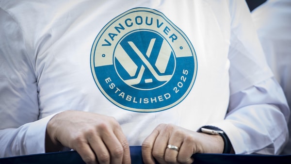 Une femme tient un drapeau lors de l'annonce de la nouvelle équipe de la LPHF de Vancouver, le mercredi 23 avril 2025.