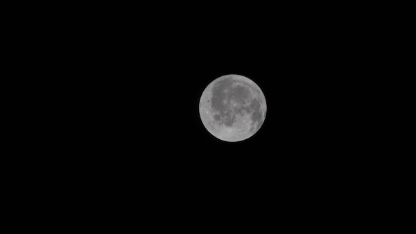Sur cette photo de la Lune prise à bord de la capsule Orion, on aperçoit, à l'extrémité gauche, une première partie de la face cachée de la Lune.