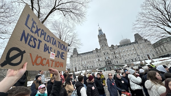 Une centaine d'étudiants ont manifesté à Québec mercredi.