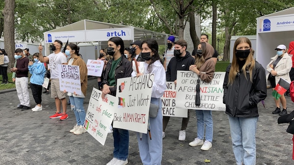 Des manifestants avec des pancartes. 