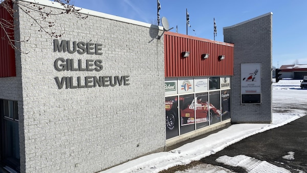La façade avant du Musée Gilles-Villeneuve en hiver.